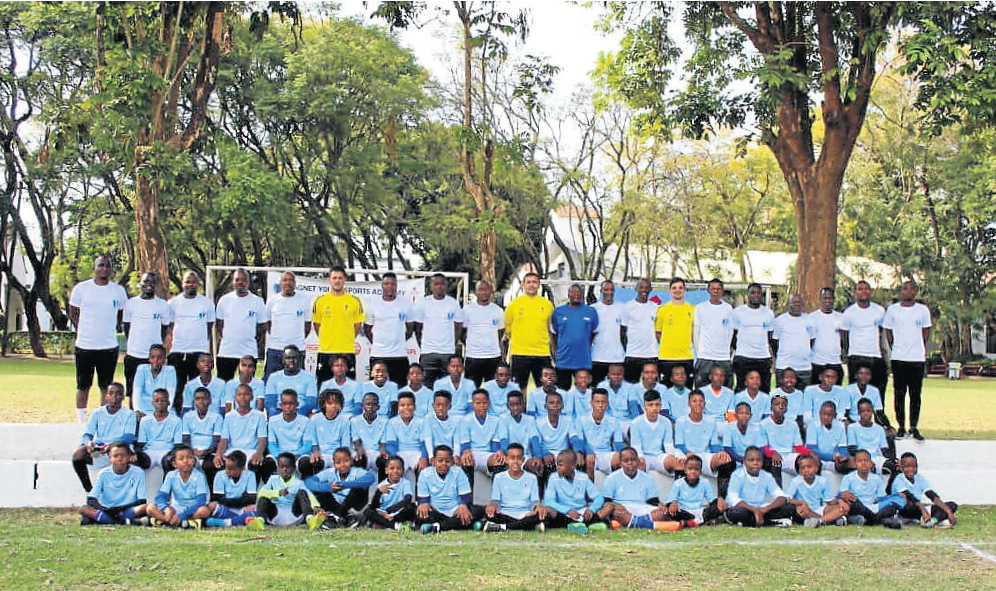 Borja González, Diego Sarabia y Cristian Rodríguez, los tres técnicos ourensanos, posan con los técnicos tanzanos a los que formaron y los 52 futbolistas en el campus de Arusha.