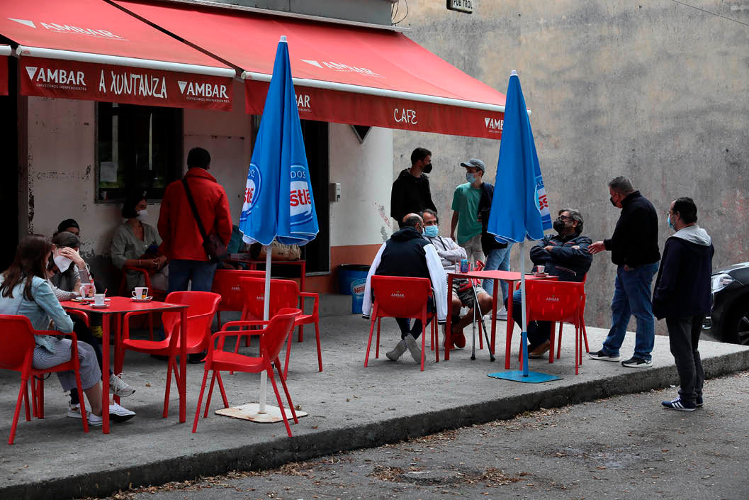 Vecinos y emigrantes en el bar de la localidad de Muradás, en Beariz.