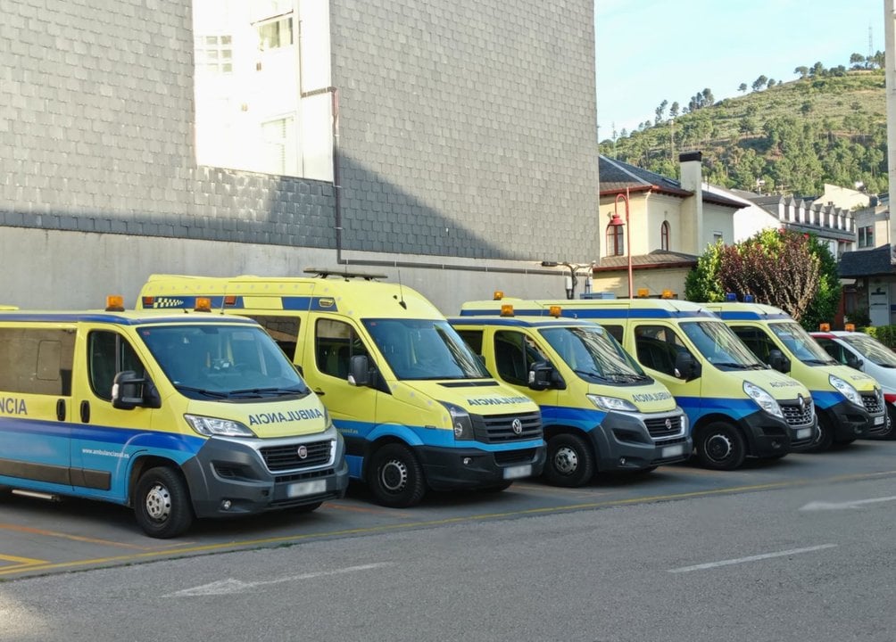 Ambulancias estacionadas frente al Hospital Público Valdeorras. (Isaac Cruz)
