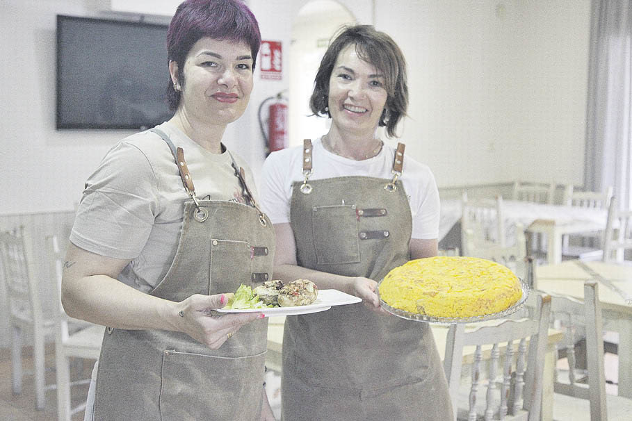 Rita e Elena, las hermanas responsables del restaurante Catro Camiños.