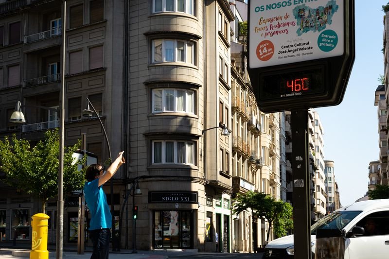 OURENSE 17/07/2021. La ciudad de Ourense alcanzó este sábado su jornada de mayor temperatura en todo lo que va de año. Las calles vacías contrastan con la afluencia en las zonas de baño donde los vecinos buscan paliar el calor de la tarde. Miguel García