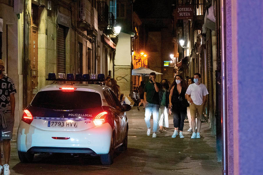 Un coche de la Policía Local patrulla el casco histórico de Ourense durante la noche del viernes.// Miguel García