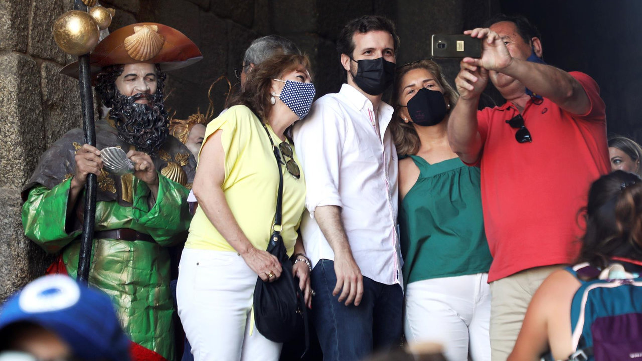 Pablo Casado posa con un grupo de personas en la Catedral en Santiago de Compostela