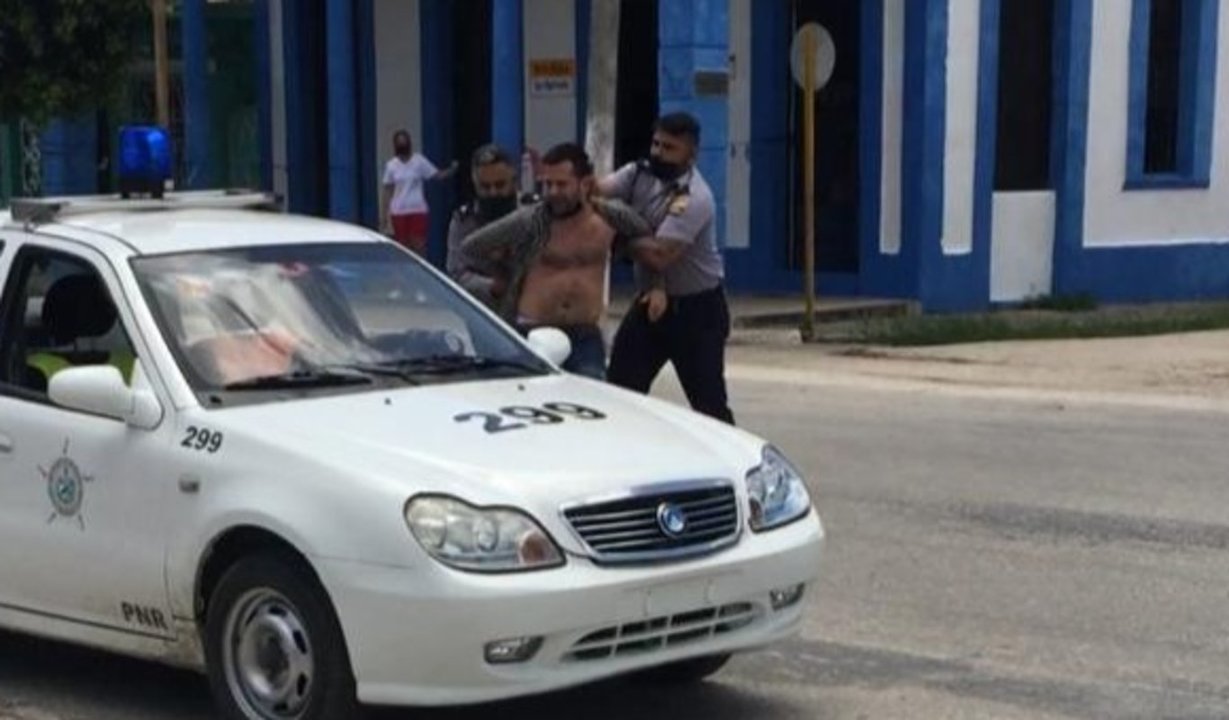Momento de la detención de Arián González.