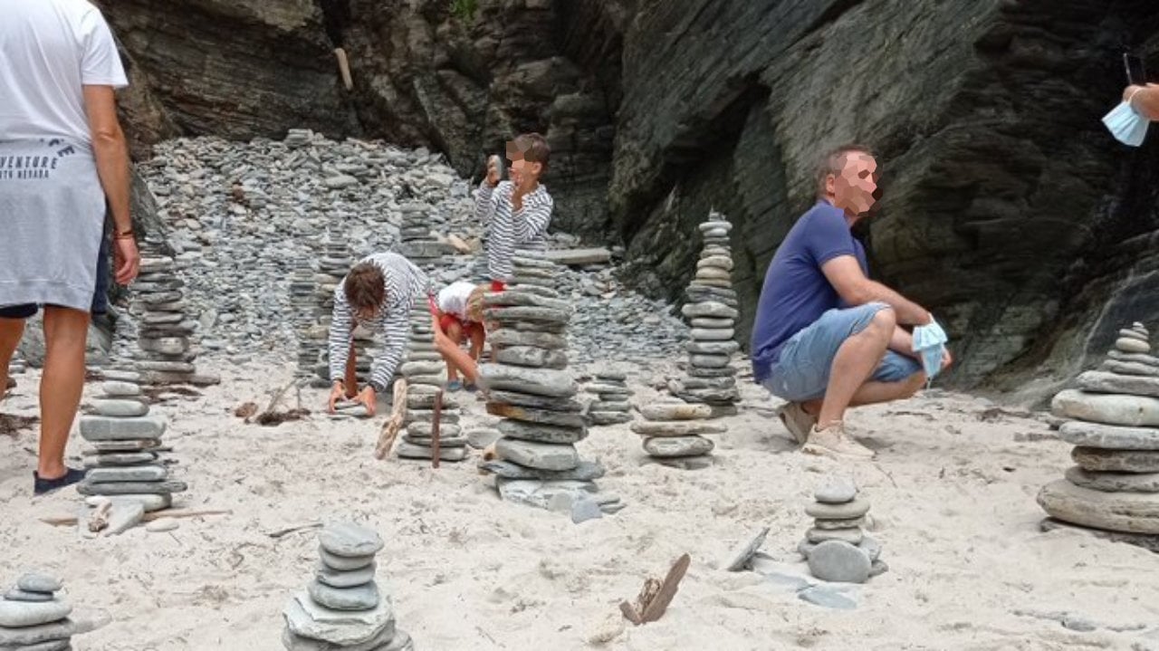 La moda de apilar piedras en la playa llega a la playa de As Catedrais