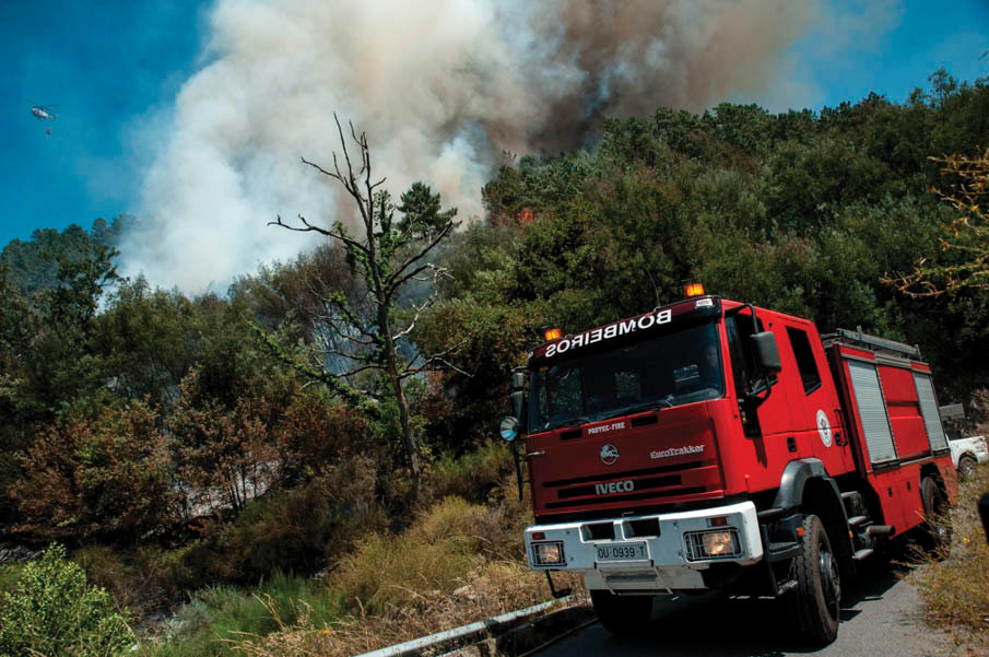 os bomberos de Ourense en un incendio periurbano en Vilar de Astrés (ÓSCAR PINAL).