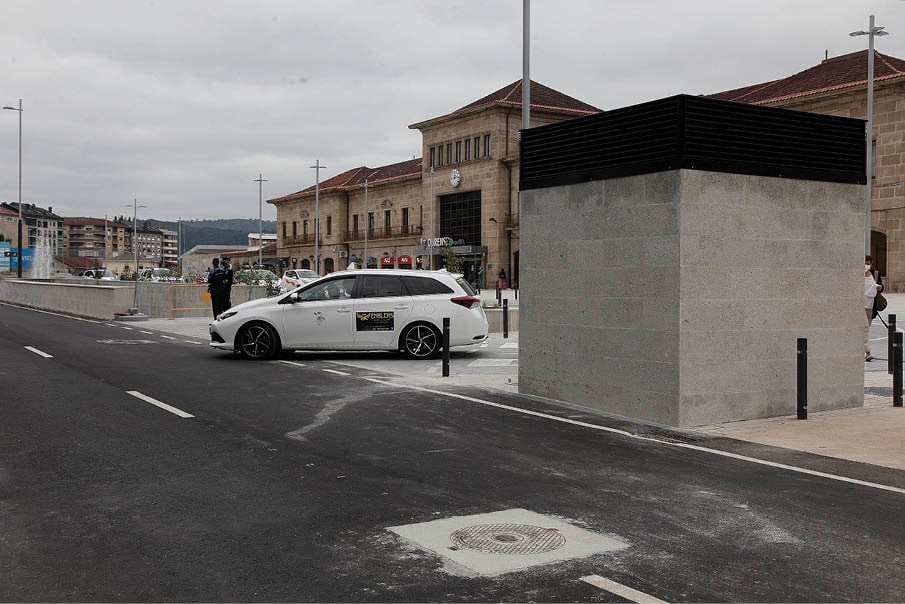 Un taxi accede a Eulogio Gómez Franqueira desde la nueva plaza de la intermodal. (Miguel Ángel)