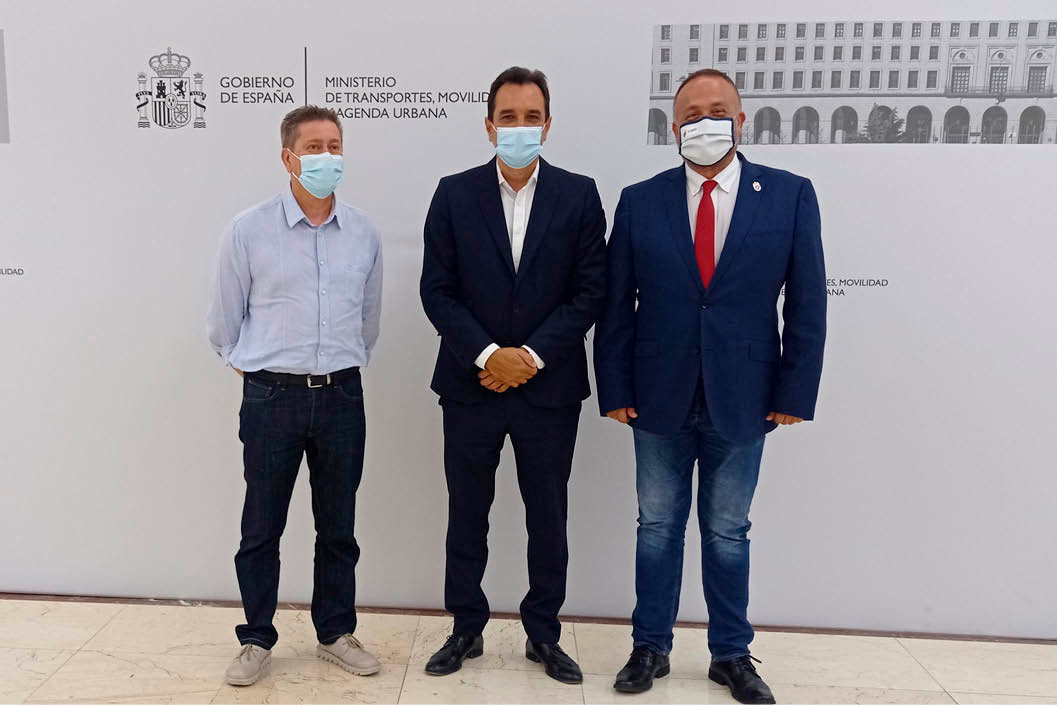 César Cabezudo, Sergio Vázquez y Gerardo Álvarez, en las instalaciones del Mitma.