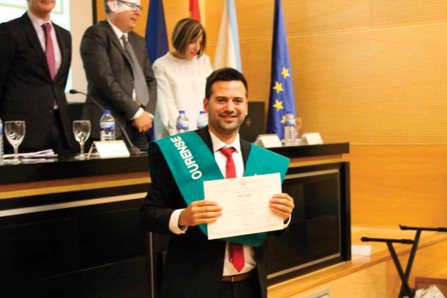 Arián González tras graduarse en Derecho en Ourense.