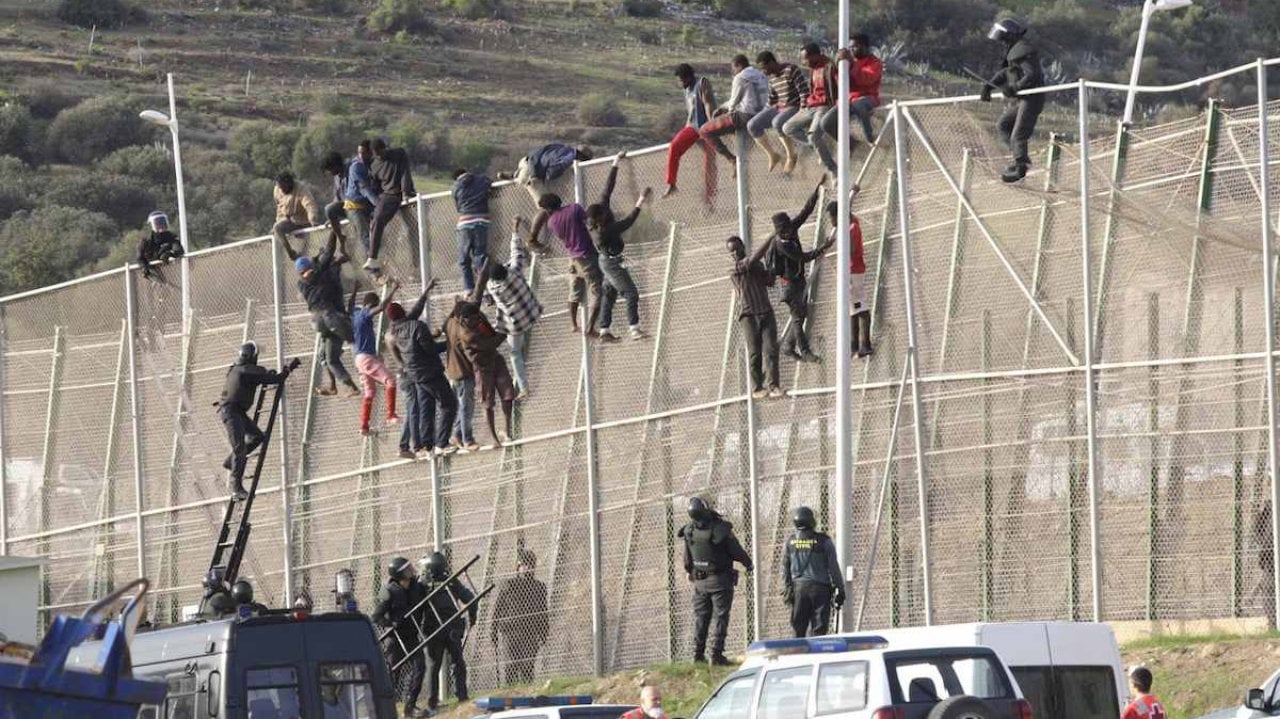 Imagen de archivo de otro salto a la valla de Melilla. EFE