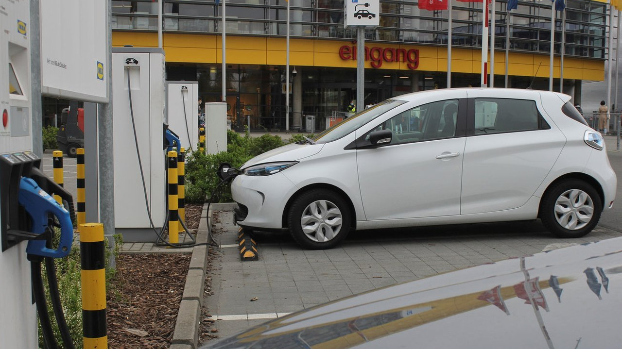 Un vehículo eléctrico está conectado a un punto de recarga ubicado en un parking de Berlín.