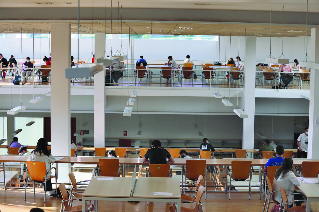 Alumnado de la ABAU, durante las pruebas celebradas el 13 de julio en la biblioteca del Campus. [JOSÉ PAZ]