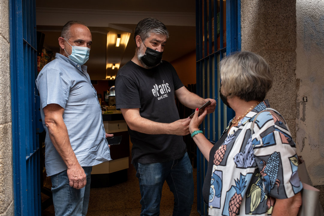 OURENSE (RÚA LEPANTO). 24/07/2021. OURENSE. A hostalería de Ourense pide certificado COVID para poder acceder ó interior dos locais, cumplindo así o acordo do comité clínico. FOTO: ÓSCAR PINAL. 
