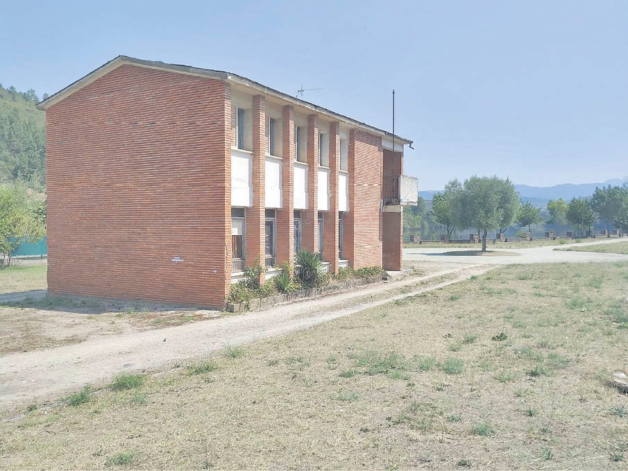 El edificio de la antigua escuela, en el malecón de San Xusto.