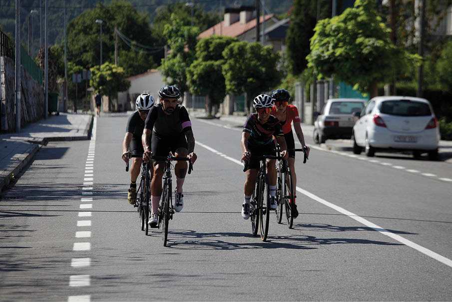Un grupo de ciclistas haciendo deporte en la carretera de Reza.