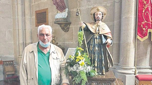 Antonio Alvarez lleva más de treinta años acudiendo con uvas de Alongos para adornar a Santiago.