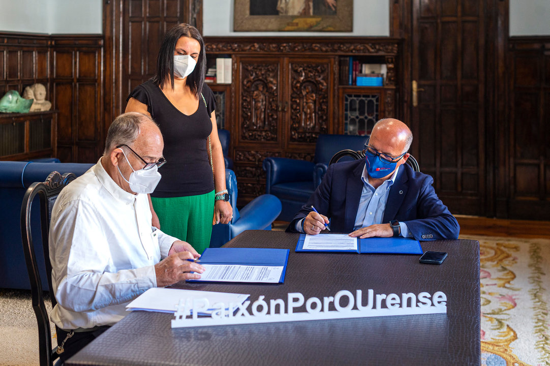 Sintaura contrato de colaboración entre a Deputación Ourense representada polo seu Presidente Manuel Baltar e polo Presidente de ASPAMADIS, Manuel Martí.