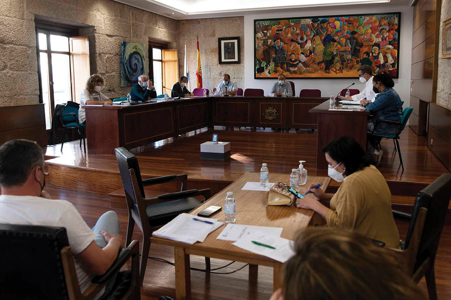 La Corporación municipal de Carballiño reunida ayer en sesión ordinaria.