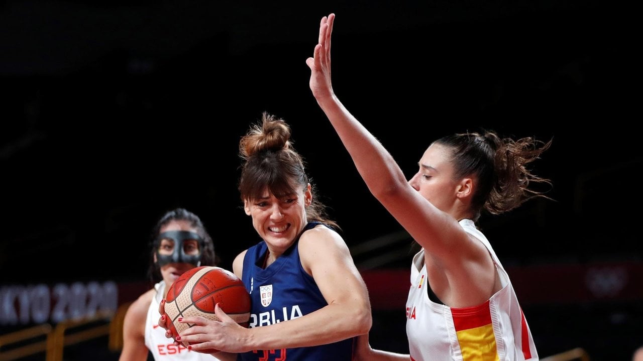 Raquel Carrera defiende a una jugadora de Serbia. (EFE)