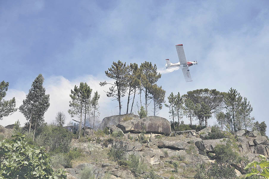 Una avioneta arroja agua sobre el fuego del miércoles en Santa Mariña.