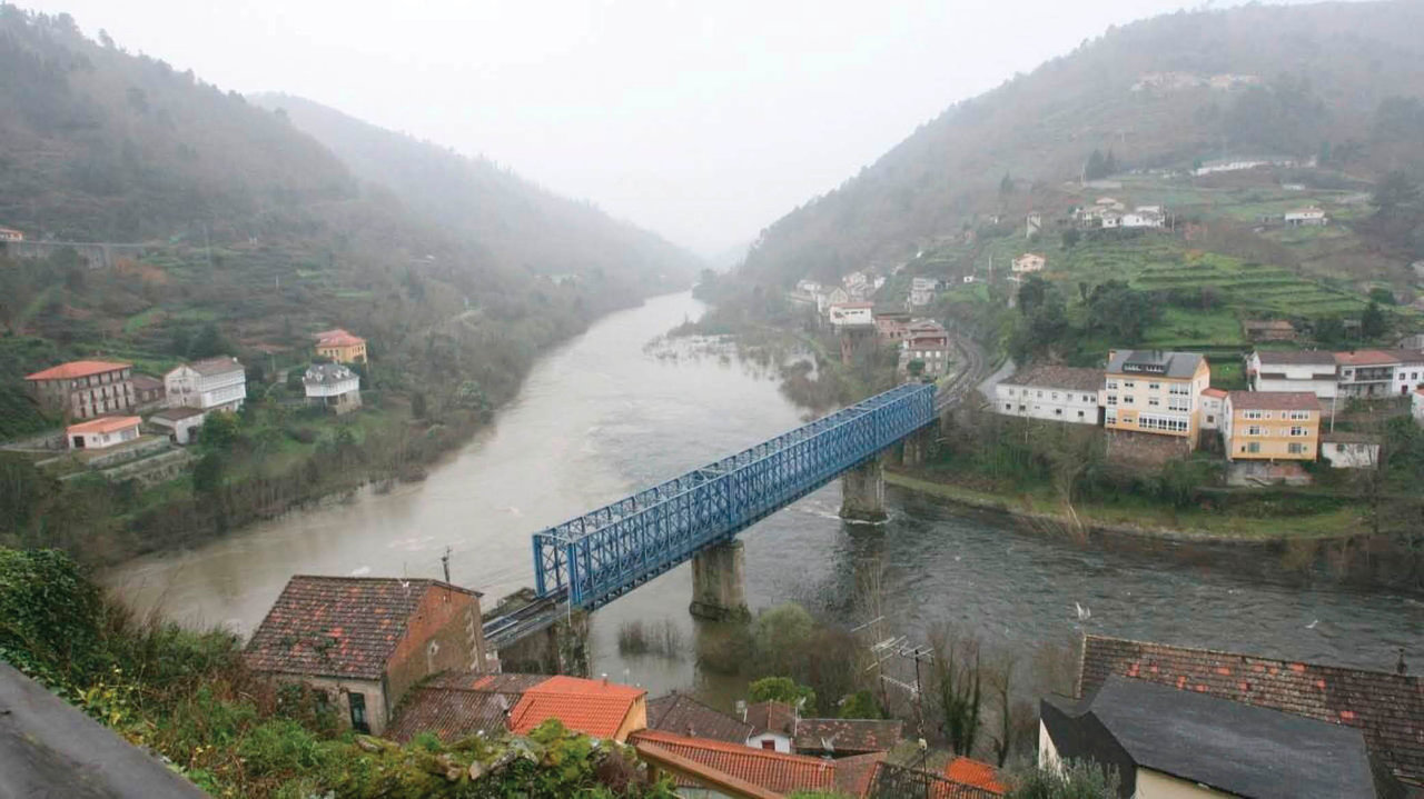 Un puente del tramo Ourense-Monforte, a la altura de Os Peares.