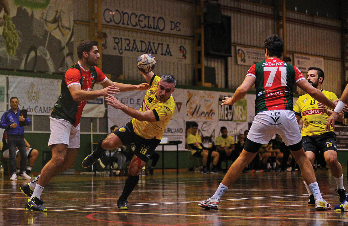El jugador del Ribeiro Celso Sotelo intenta deshacerse de un rival en un duelo en O Consello.