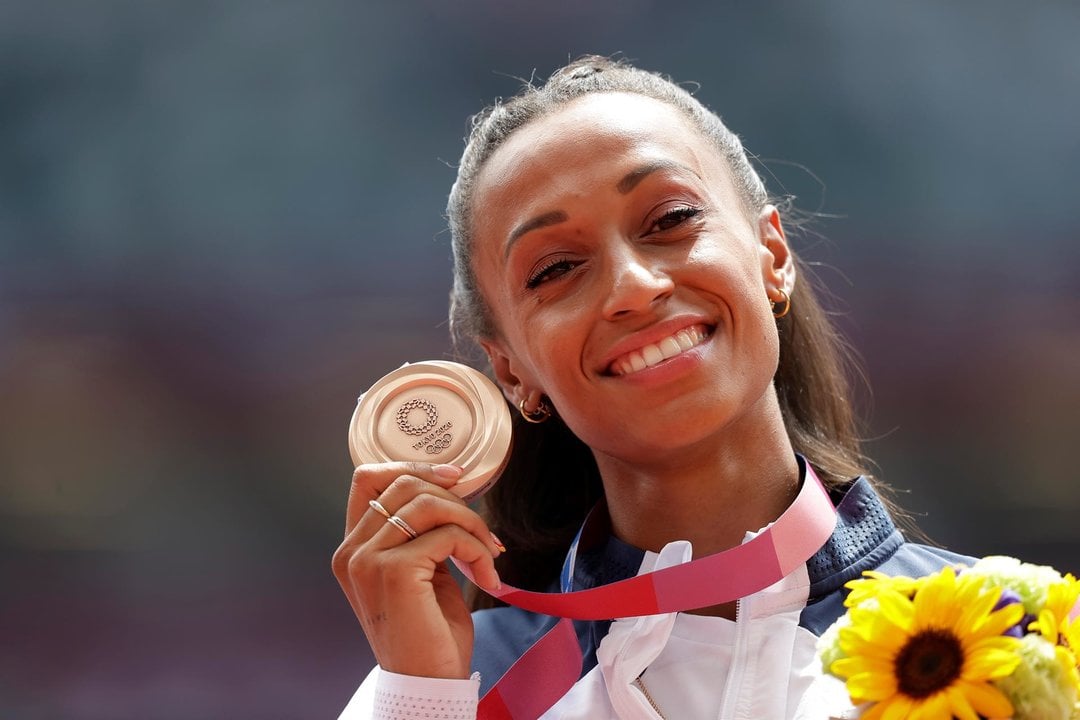 Ana Peleteiro celebra su medalla de bronce en Tokyo 2020