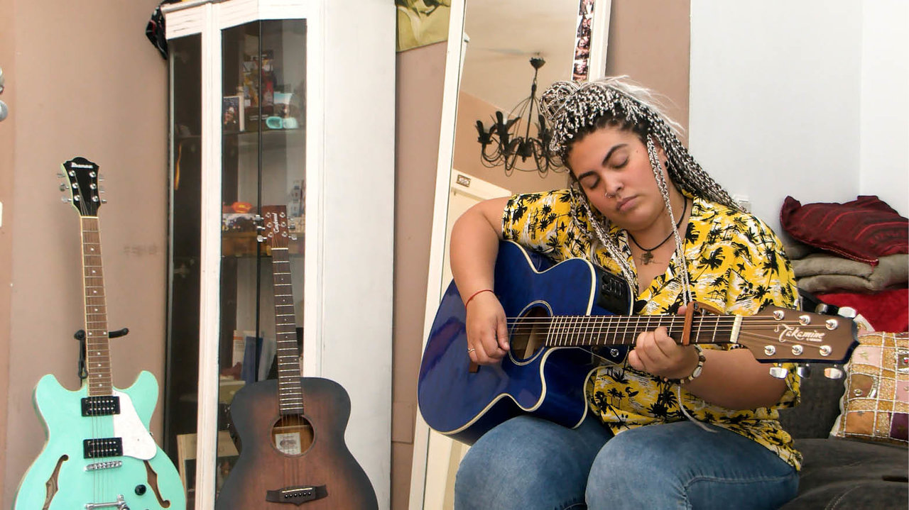  Anahí Calvo con su inseparable guitarra, en su entrevista con Atlántico. 
