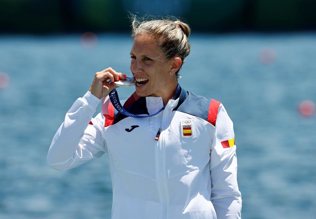 Teresa Portela muerde su tan ansiada medalla olímpica. [EFE/ José Méndez]