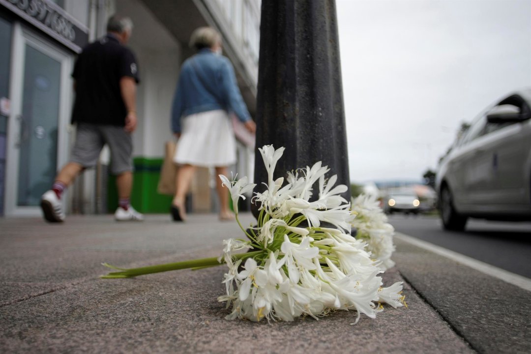 Flores en el lugar en el que apareció el cuerpo de Samuel Luiz en A Coruña