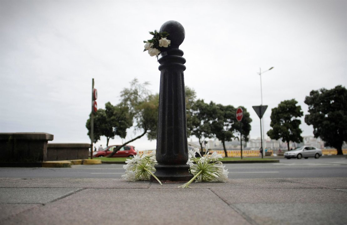 Flores en el lugar donde se produjo el ataque contra Samuel Luiz Muñiz. [EFE/ Cabalar]