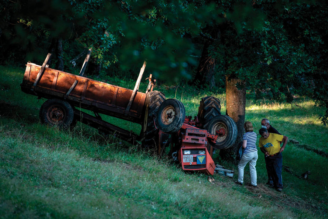 El tractor volcado en Maceda el pasado miércoles. (Óscar Pinal)