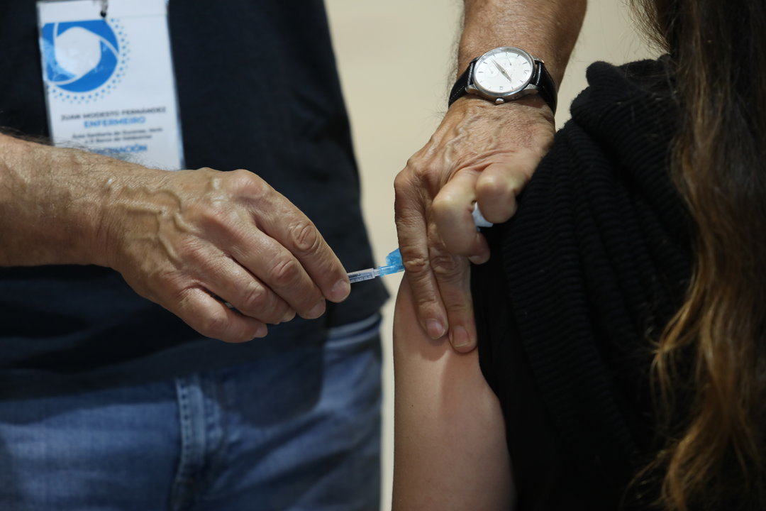 Vacunación de jóvenes en Expourense. José Paz