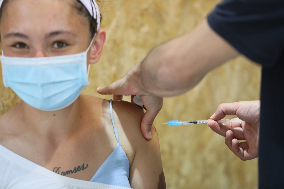 Vacunación de jóvenes en Expourense. José Paz