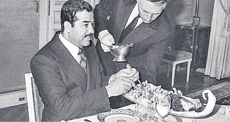  Sadam Huseín se dispone a disfrutar de una comida. 
