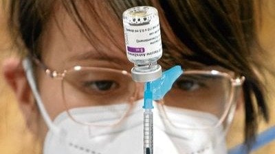 Una sanitaria prepara una dosis de la vacuna contra la covid en Ourense. JOSÉ PINAL