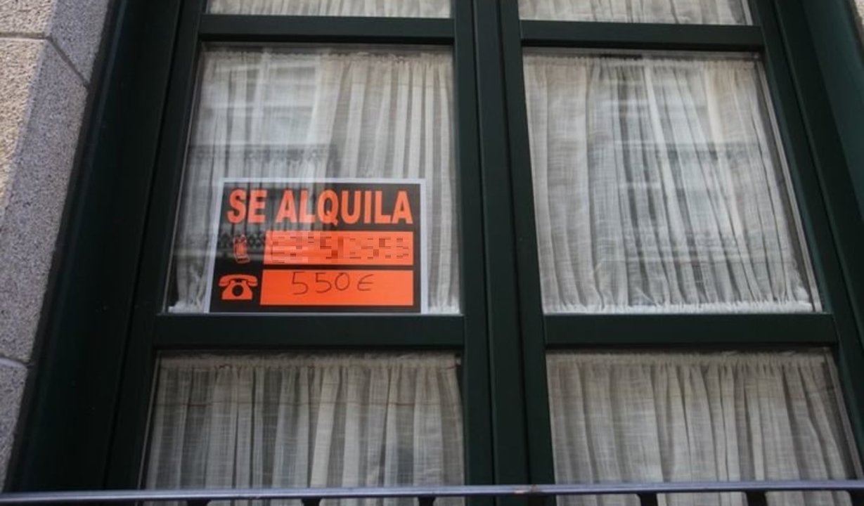 Un cartel con el precio para alquilar en la rúa Hernán Cortés, en el Casco Vello de la ciudad.