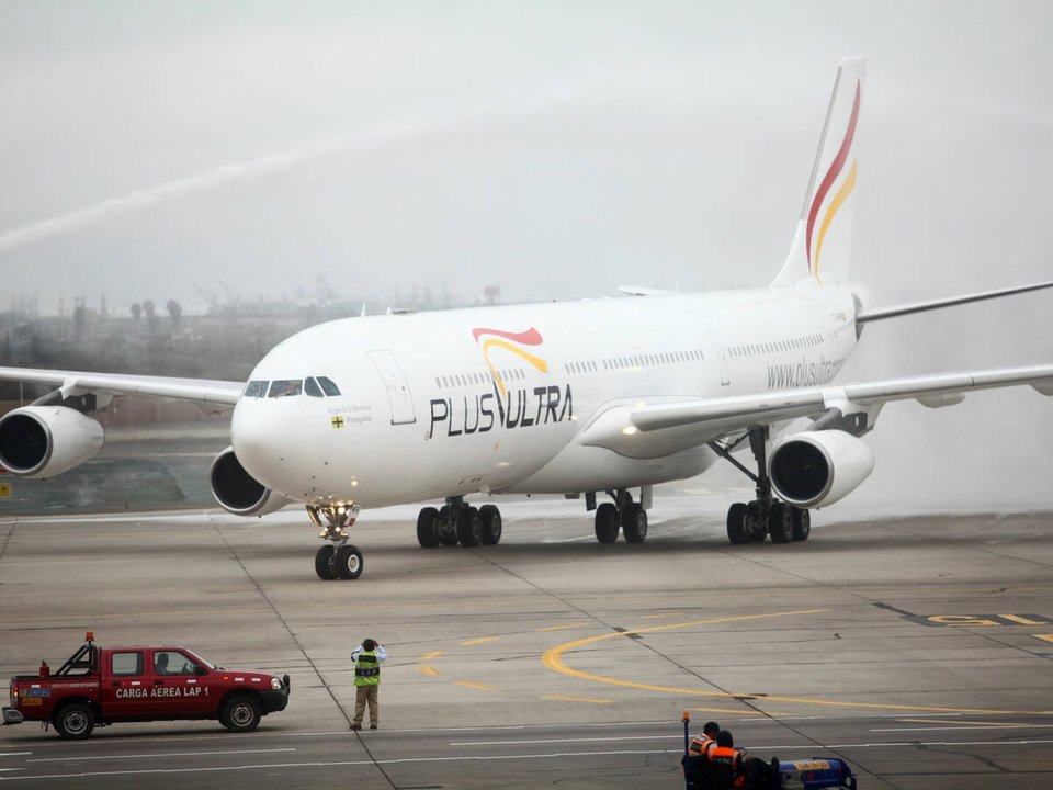 Un avión de Plus Ultra, la aerolínea rescatada por el Gobierno, toma tierra en un aeropuerto. 