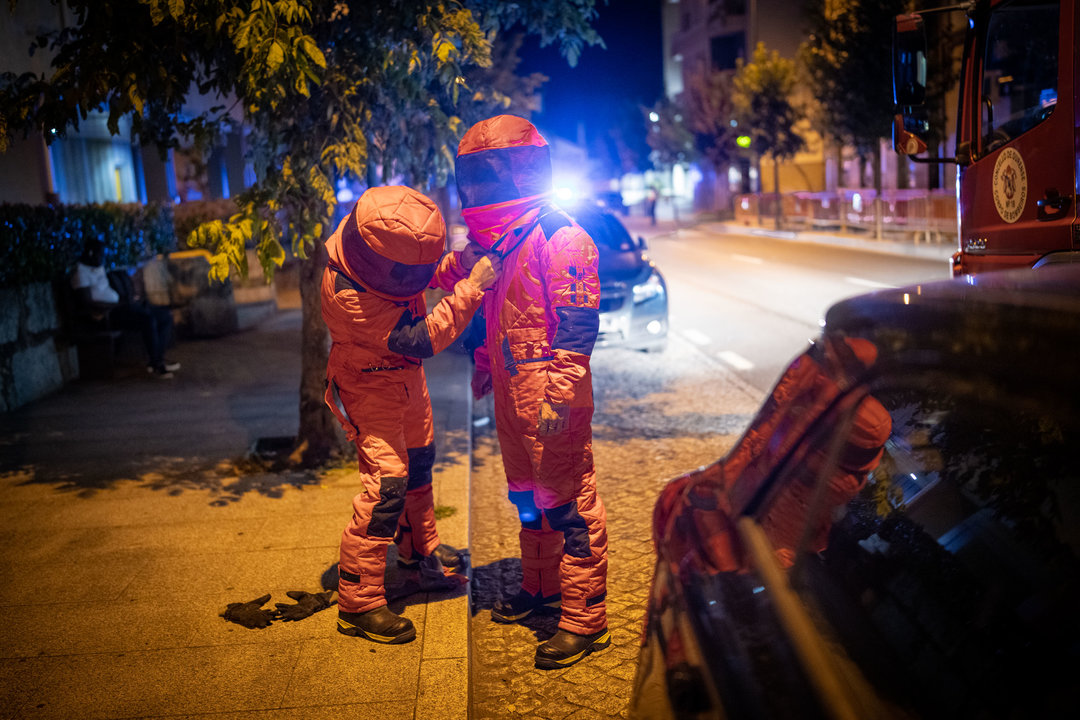 Los bomberos de Ourense se preparan para patrullar la ciudad en busca de nidos de velutina. ÓSCAR PINAL