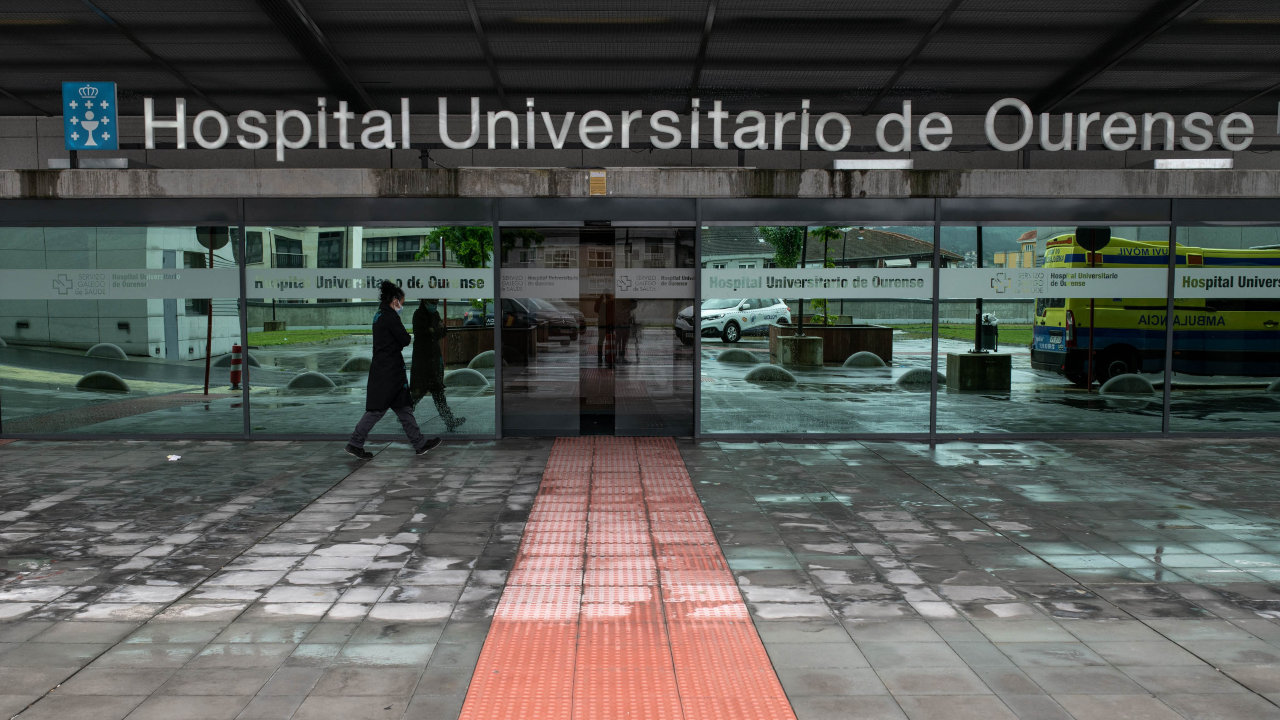 Puerta de entrada del hospital de Ourense. ÓSCAR PINAL

Entrada do Hospital universitario de Ourense.