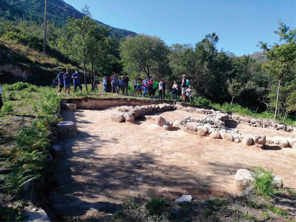 Un grupo, durante su visita a los restos arqueológicos de Lobios.