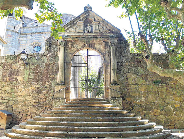 A antiga porta do Hospital de San Roque na praza da Trindade.jpg_web