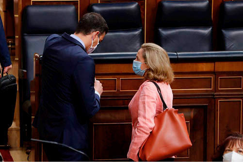 Pedro Sánchez y la coruñesa Nadia Calviño, hablan en el Congreso.