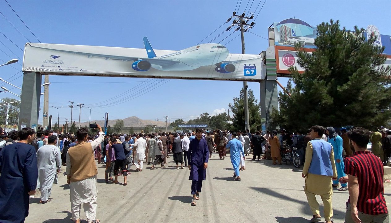 Los talibanes reconquistasn Afganistán, el caos se desata en el aeropuerto de Kabul