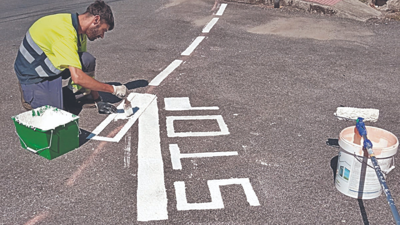 Un operario del Concello de Taboadela pinta un nuevo Stop