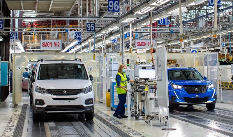 La factoría de Balaídos fabrica 2.200 coches al día entre las dos líneas de montaje.