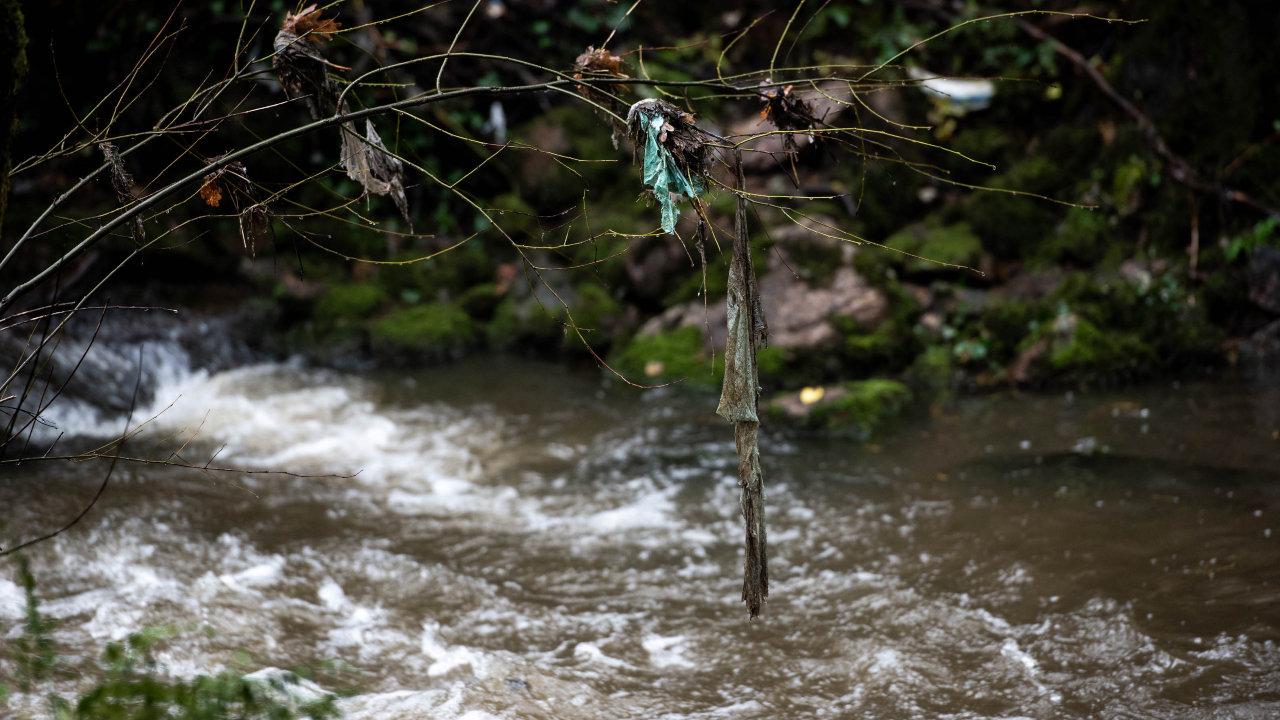 Aguas contaminadas y restos de basura en el río Barbaña en 2020. ÓSCAR PINAL