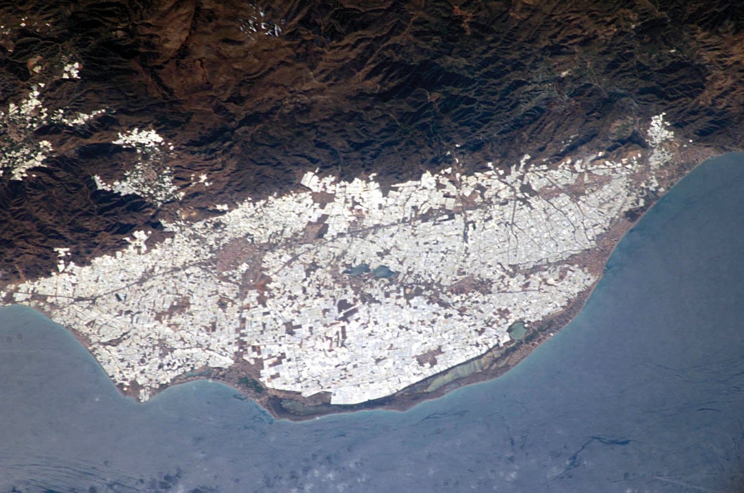 El mar de plástico de los invernaderos de cultivos hortofrutícolas de Almería, visto desde el espacio.