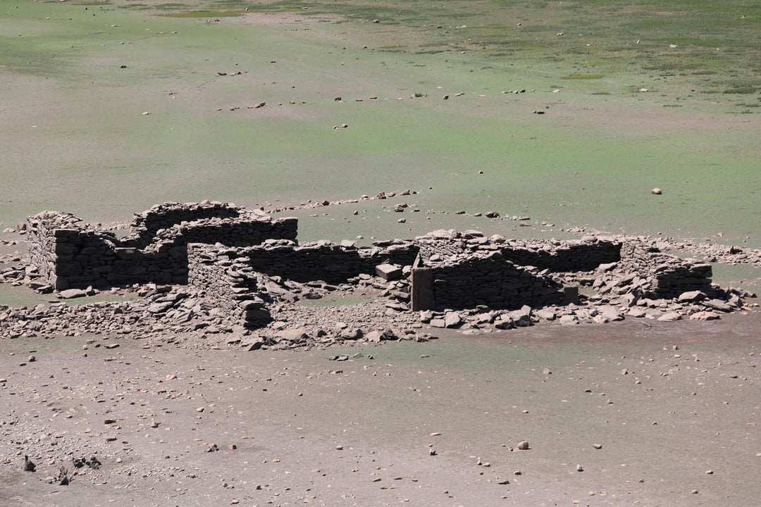 Los restos de una ermita, en el embalse de Bao (JOSÉ PAZ).