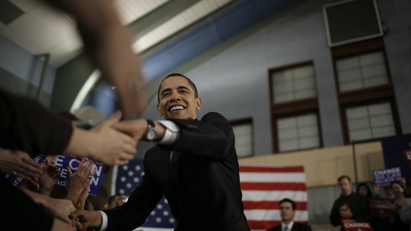 Obama saluda a sus seguidores en un fotograma de la serie “Obama: por una América mejor”.